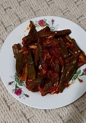 કાઠિયાવાડી સ્ટાઇલ ભરેલ ભીંડી(stuff bhindi recipe in Gujarati) રેસીપી મુખ્ય ફોટો