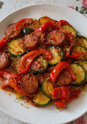 Lecsós kolbászos cukkinirakottas recept fotója