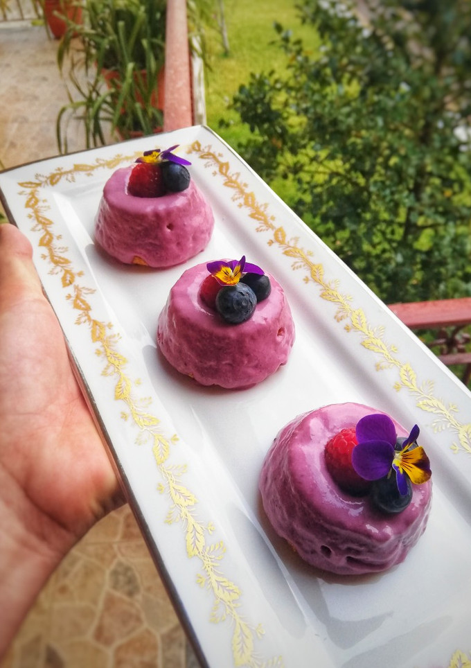 Foto de Mini Pão-de-Ló com redução e ganache de Frutos Vermelhos