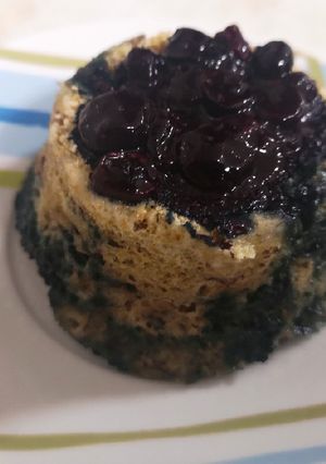 Una foto de Mug cake de avena y arándanos