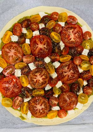 Une photo de Tarte aux quatre tomates, pesto vert et mozzarella 🍅