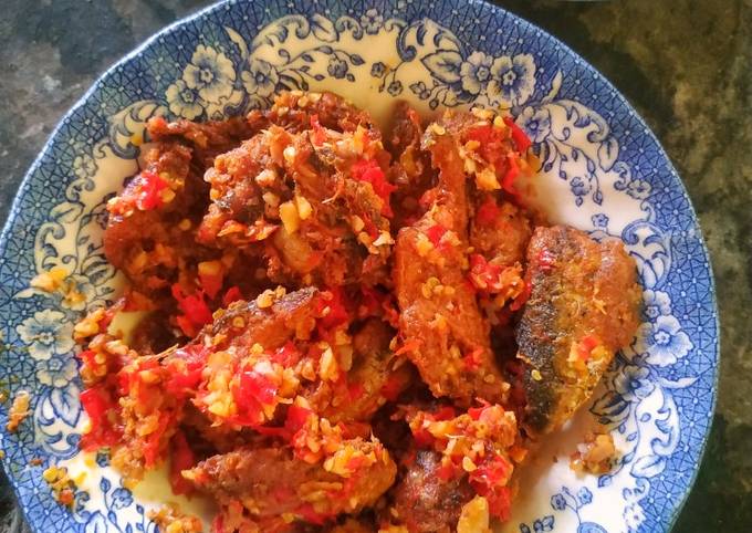 Balado ikan pindang balut telur