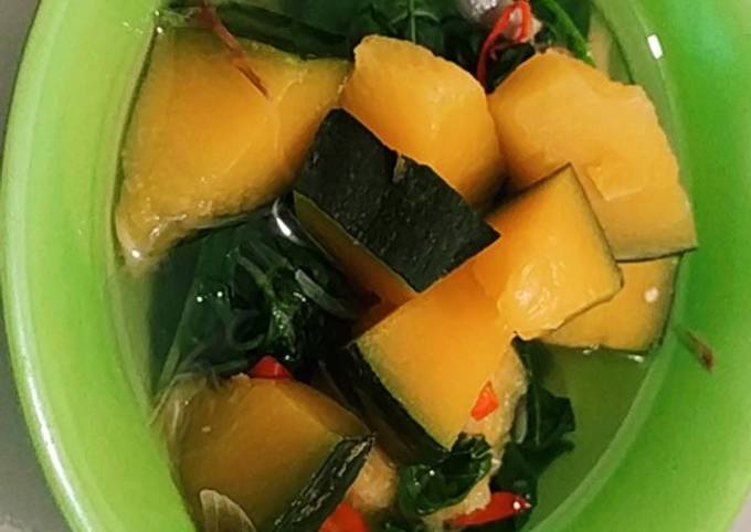 Sayur bening lakubay (labu kuning bayam) pedas