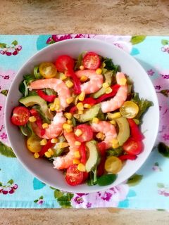 Una foto de Ensalada de langostinos, aguacate y tomates cherry