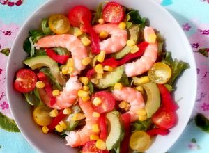 Foto principal de Ensalada de langostinos, aguacate y tomates cherry