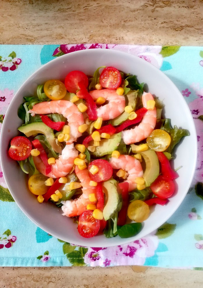 Una foto de Ensalada de langostinos, aguacate y tomates cherry