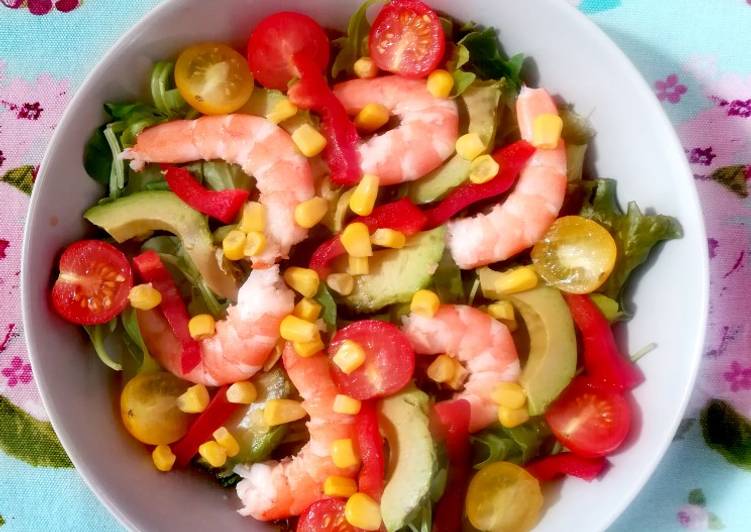 Ensalada de langostinos, aguacate y tomates cherry