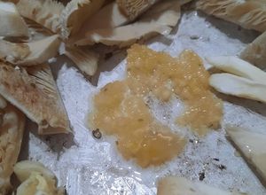 Una foto de Hongos salteados con ajo