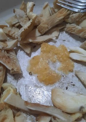 Una foto de Hongos salteados con ajo