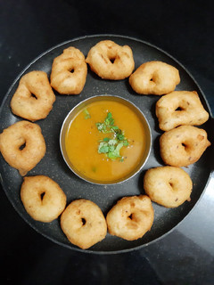 મેદુવડા (Meduvada Recipe In Gujarati) રેસીપી મુખ્ય ફોટો