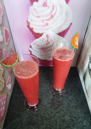 Une photo de Smoothie pastèque 🍉 et framboises 😋