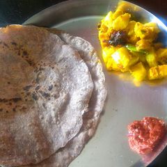 A picture of Jowar Bajari Ragi bhakri.