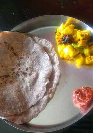 A picture of Jowar Bajari Ragi bhakri.