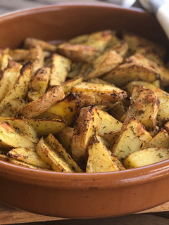 Una foto de Patatas gajo al horno 🥔