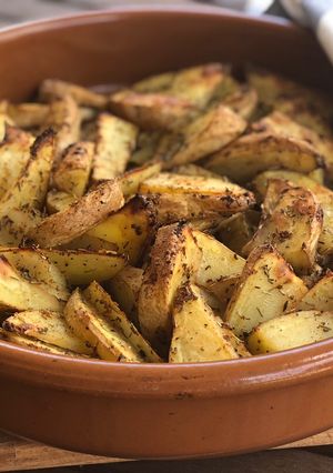 Una foto de Patatas gajo al horno 🥔