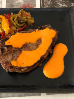 Una foto de Entrecot de ternera con salsa de pimientos y guarnición de verduras