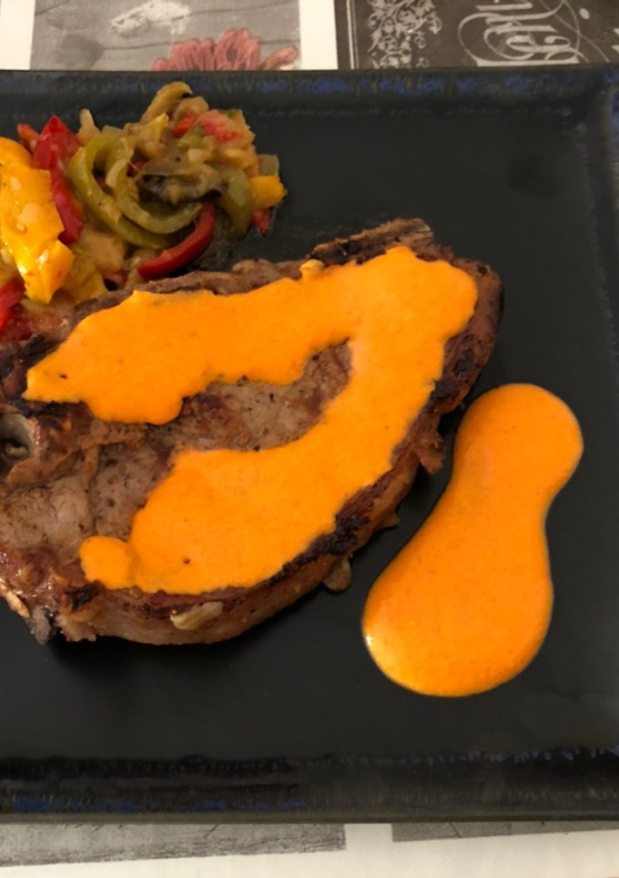 Una foto de Entrecot de ternera con salsa de pimientos y guarnición de verduras