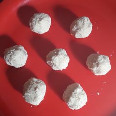 A picture of Urad dal ladoo or minapa sunnundalu.