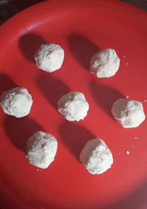 A picture of Urad dal ladoo or minapa sunnundalu.