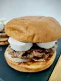 Burger de Butifarra de Cebolla Caramelizada con Queso de Cabra Cabra y Mermelada de Pétalos de Rosa