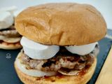 Burger de butifarra de cebolla caramelizada con queso de cabra y mermelada de pétalos de rosa