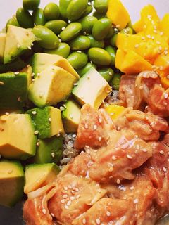 Una foto de Poke bowl de salmón y quinoa