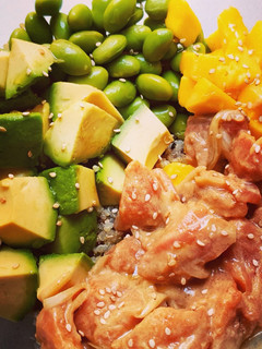 Una foto de Poke bowl de salmón y quinoa