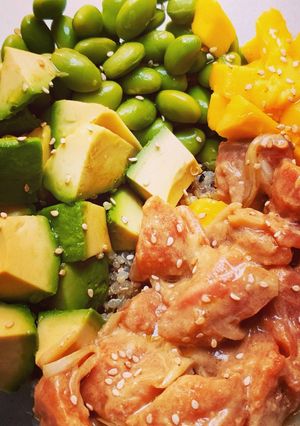 Una foto de Poke bowl de salmón y quinoa