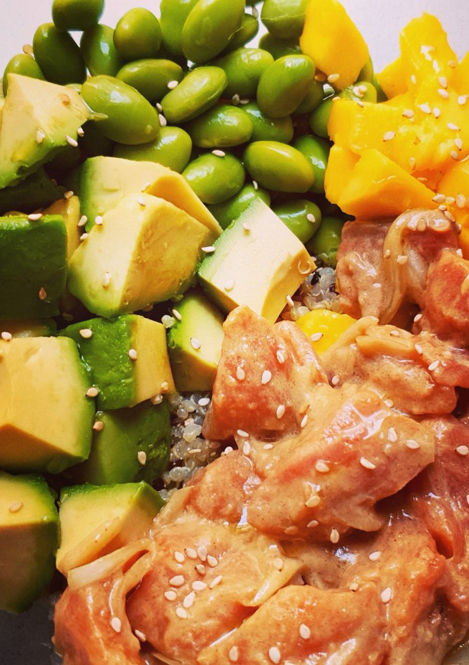 Una foto de Poke bowl de salmón y quinoa