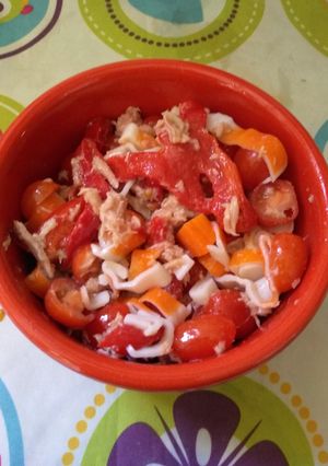 Foto principal de Ensalada de pimientos en tiritas con atún y bocas de mar
