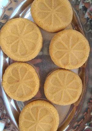 પેંડા (Peda Recipe In Gujarati) રેસીપી મુખ્ય ફોટો