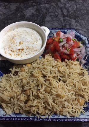 A picture of Chana rice with dry methi.