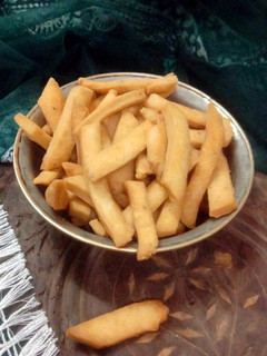 नमकपारे (namak pare recipe in Hindi) रेसिपी मुख्य फोटो
