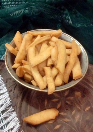 नमकपारे (namak pare recipe in Hindi) रेसिपी मुख्य फोटो