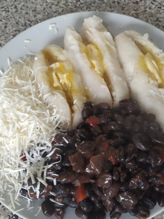 Una foto de Bollitos con caraotas y queso