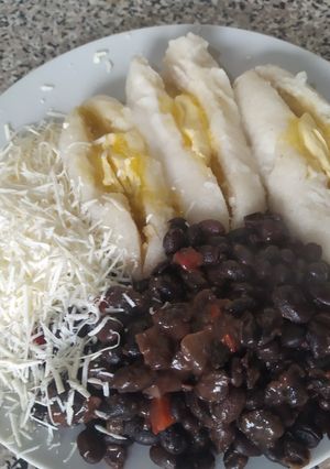 Una foto de Bollitos con caraotas y queso