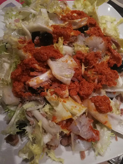 Una foto de Xató (ensalada con tres pescados)