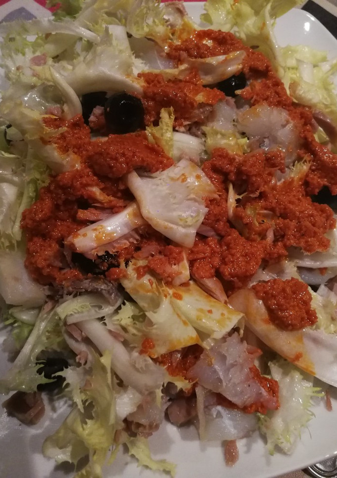 Una foto de Xató (ensalada con tres pescados)