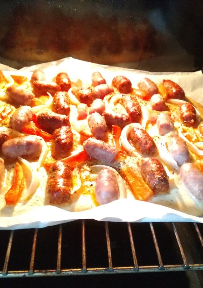 Una foto de Coca de longaniza blanca-roja