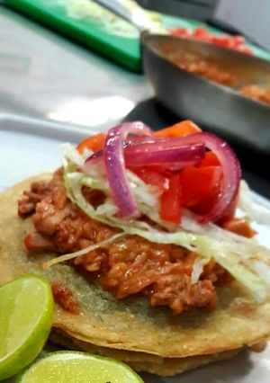 Una foto de Panucho de cochinita pibil