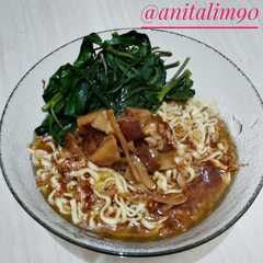 A picture of Lomie kangkung vegetarian.