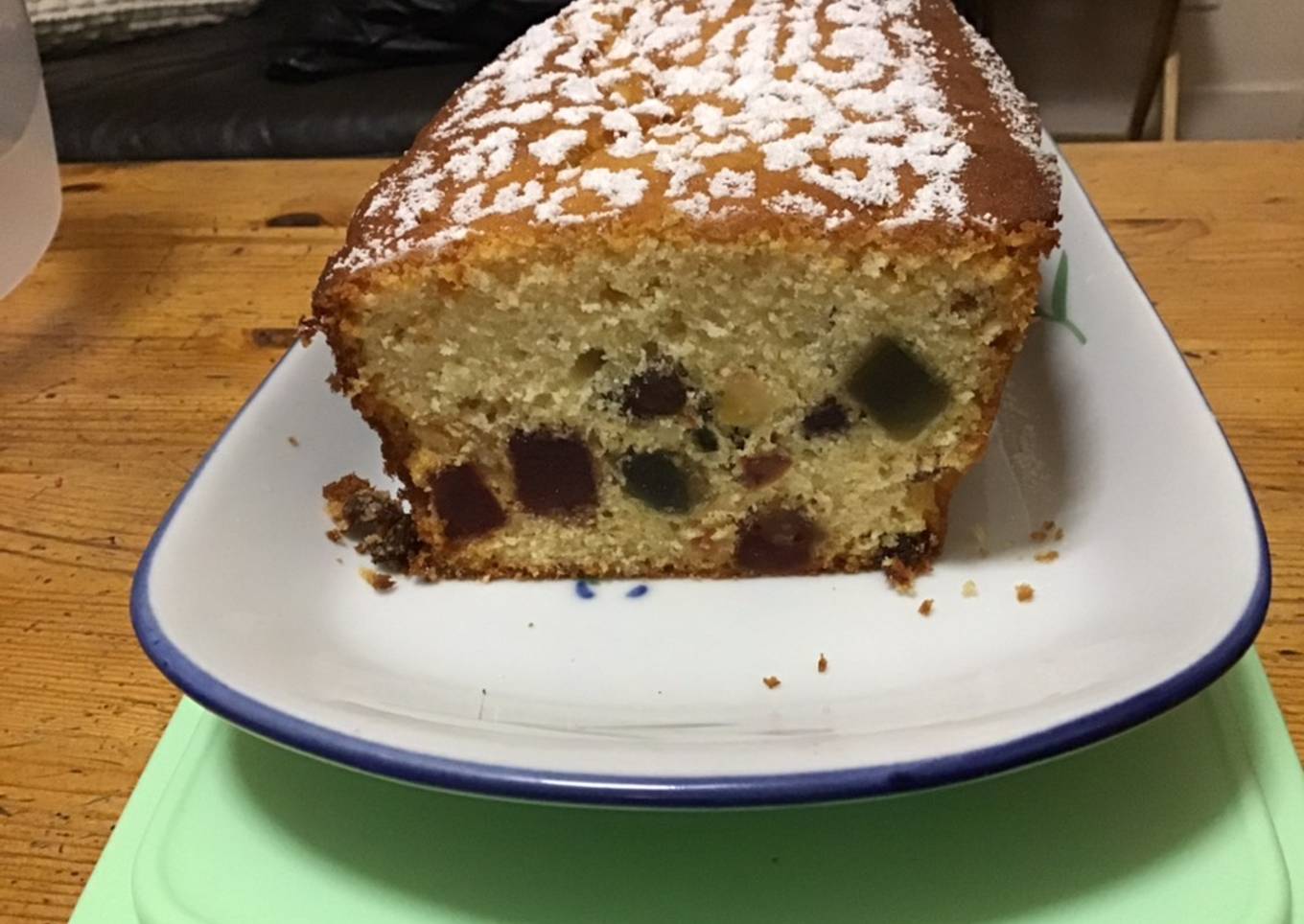 Cake aux fruits confits,raisins secs et jus d abricot