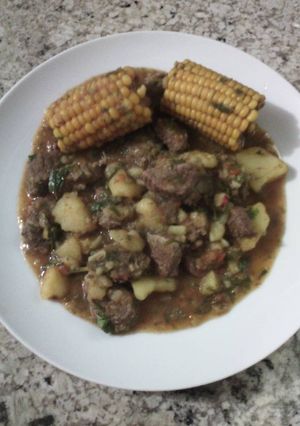 Una foto de Carne guisada con papas y maíz 🌽