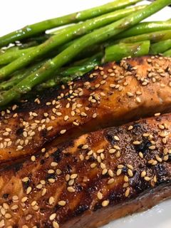 Una foto de Salmón Teriyaki con espárragos trigueros Airfryer Cosori
