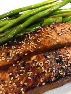 Una foto de Salmón Teriyaki con espárragos trigueros Airfryer Cosori