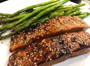 Foto principal de Salmón Teriyaki con espárragos trigueros Airfryer Cosori