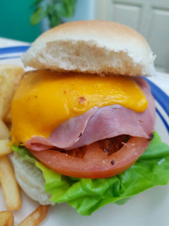 Una foto de Hamburguesas con papas fritas #CocinaRapidayFacil