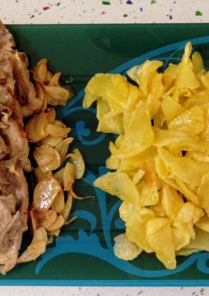 Una foto de Chuletas de cerdo con patatas fritas