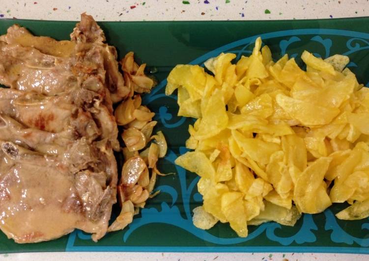 Chuletas de cerdo con patatas fritas