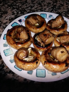 Una foto de Champiñones a la plancha con ajo y perejil